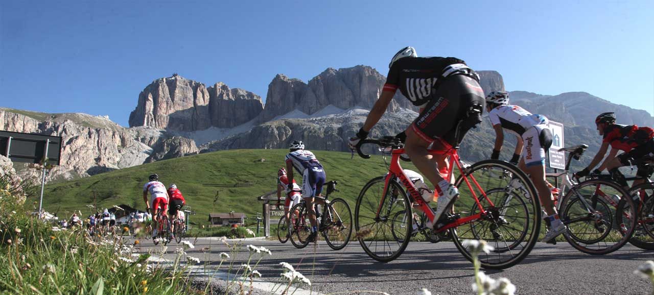 Ciclisti alla Maratona Dles Dolomites