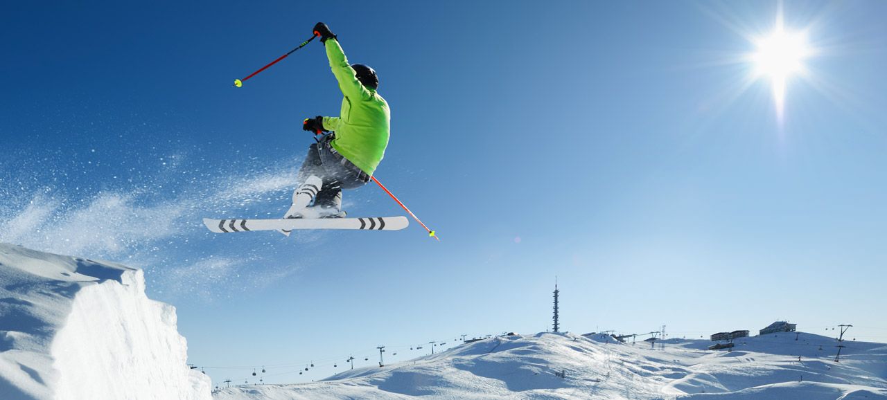 Skifahrer-Akrobatik auf dem Schnee auf dem Red Bull Kronplatz Cross
