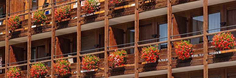 Typische Balkone mit Blumen aus St. Christina
