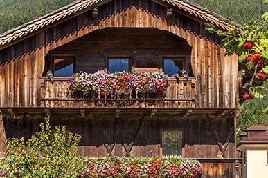 Blumen auf einem Holzhaus in Innichen