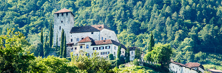Castel Lebenberg sopra Cermes su una collina immerso nel verde