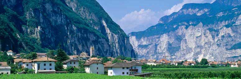 Le abitazioni di Salorno e le montagne che formano la sua valle