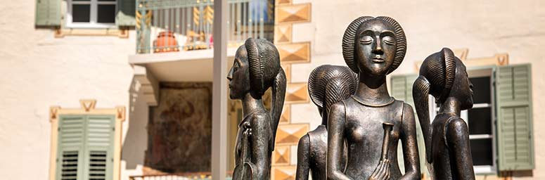 Kunst im Zentrum von Lana, vier Statuen aus Metall, welche Frauen darstellen