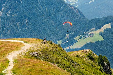 Active holidays with paraglyding and bike