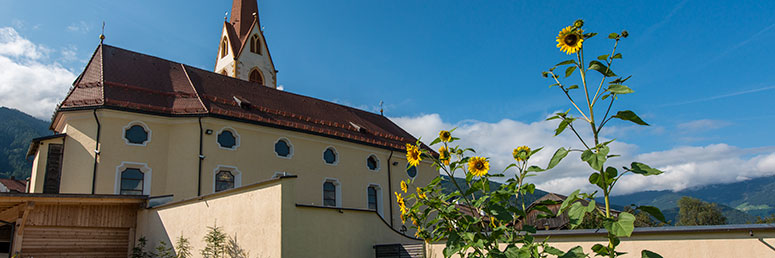 Die Kirche von Reischach mitten im Grünen