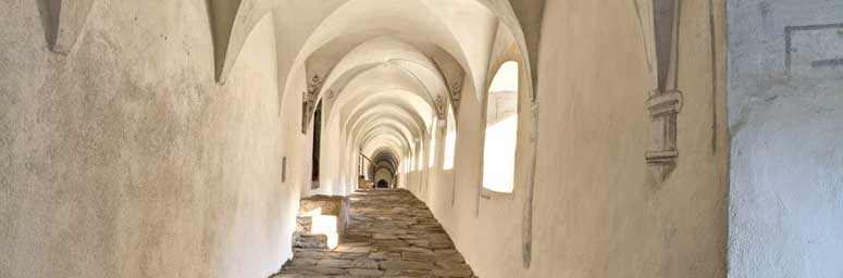 Sicht auf den Kreuzgang des Kloster Karthaus im Schnalstal