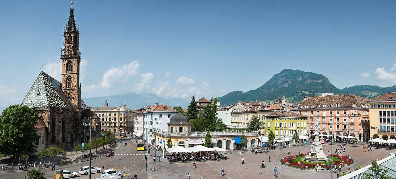 Piazza Walther e il duomo situato di fronte, nella città di Bolzano