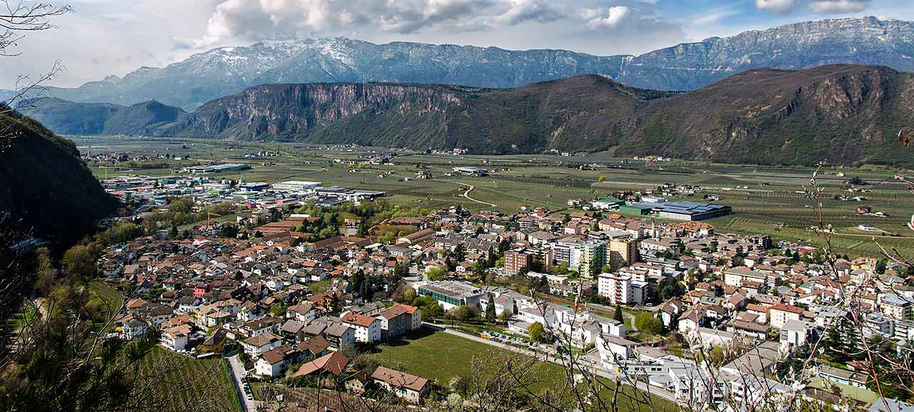 Blick von oben auf die Stadt Leifers in Südtirol