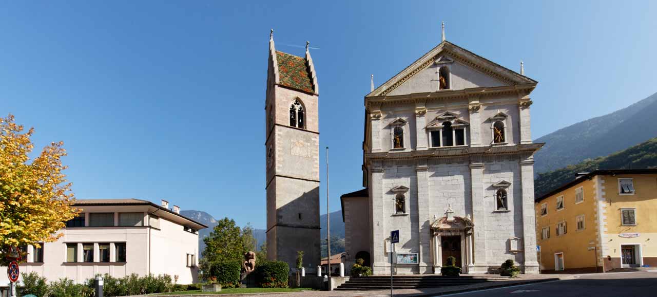 Vista su chiesa e campanile di Salorno, in Alto Adige
