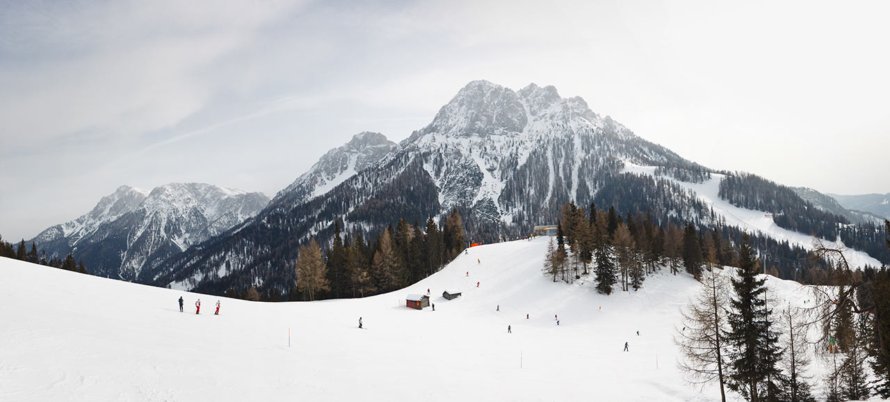 Der Kronplatz im Winter mit Aussicht auf verschneite Berge