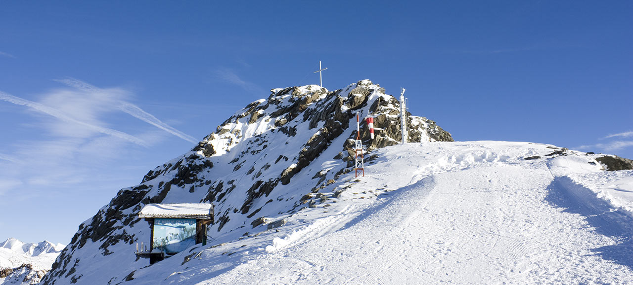 Der Gipfel der höchsten Piste im Schnalstal im Winter, bedeckt mit Schnee