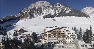 Foto Hotel Mezdì und im Hintergrund die Dolomiten