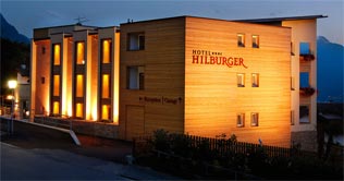 Hotel Hilburger by night