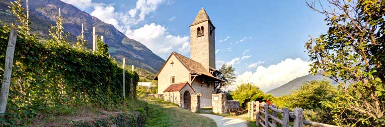 Chiesa di San Procolo a Naturno e vigneti che la circondano