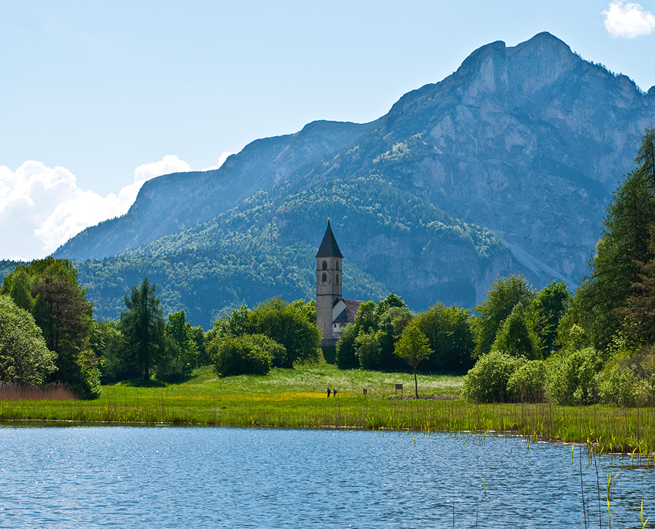 Der kleine Favognasee inmitten von Wald und Wiesen in Südtirol