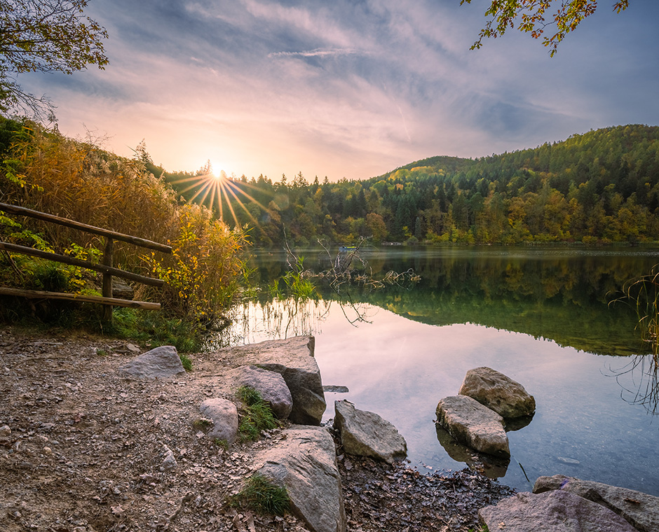 Die Montiggler Seen im Wald bei Eppan in Südtirol