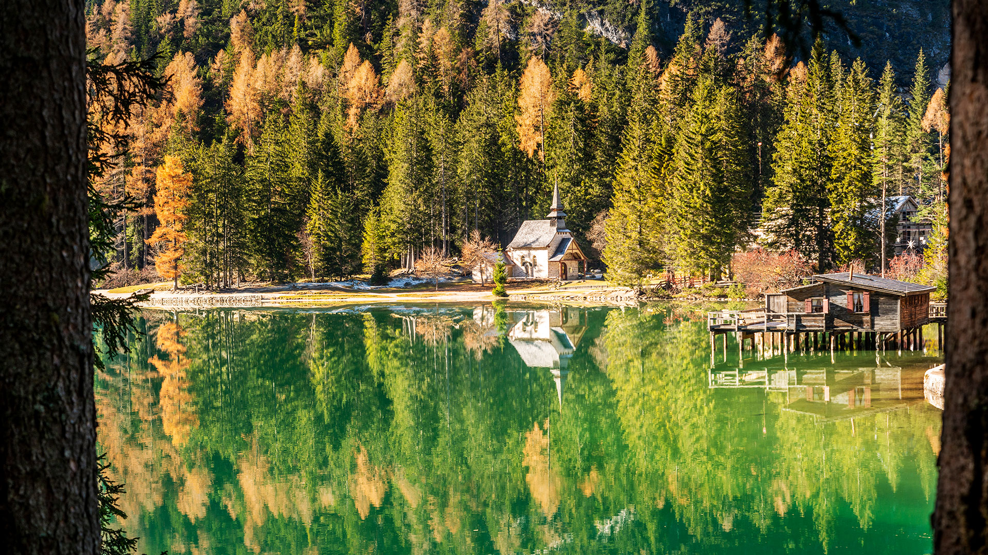 lago di braies casetta e chiesa autunno