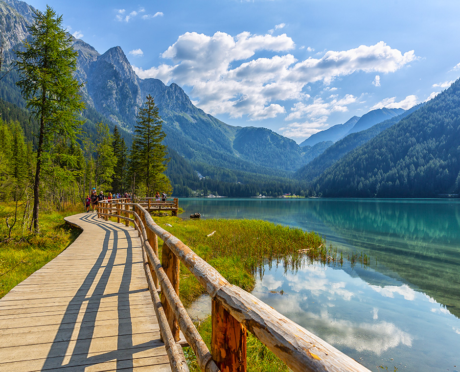 Antholzer See mit kristallklarem Wasser in Südtirol