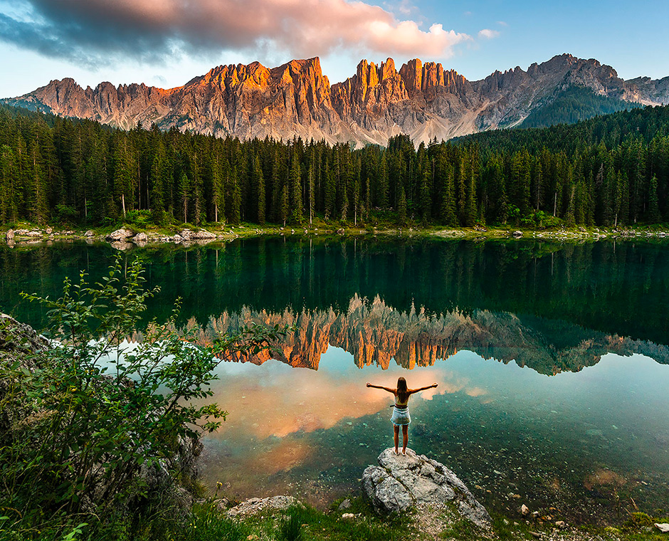 Karersee mit seinen Regenbogenfarben im Latemarwald