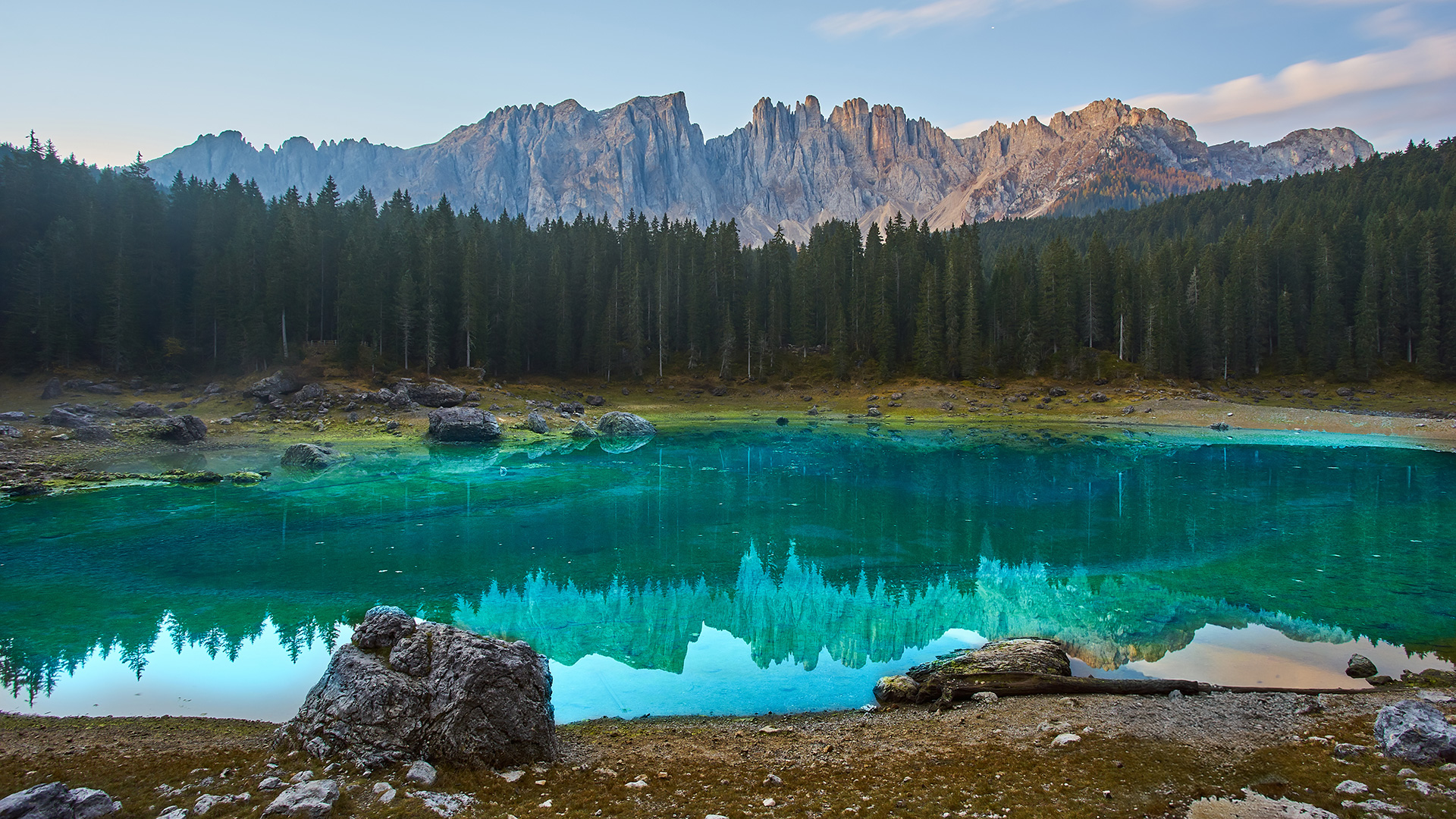 Karersee und Latemar-Gebirge, Provinz Bozen, Südtirol, Italien.