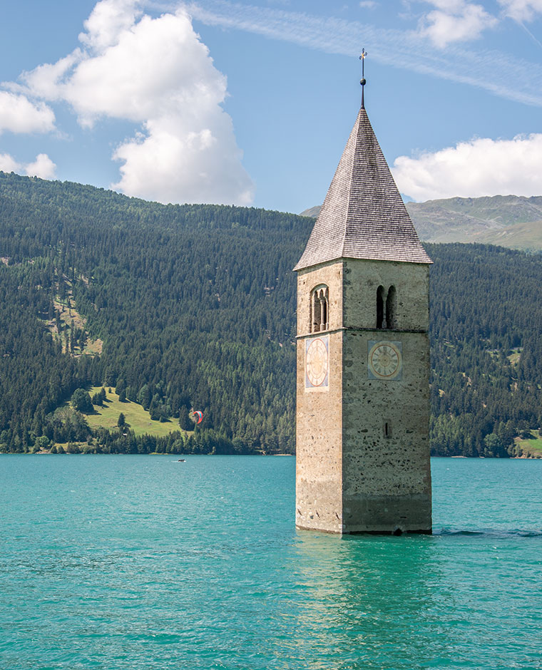 Graun Kirchturm im See