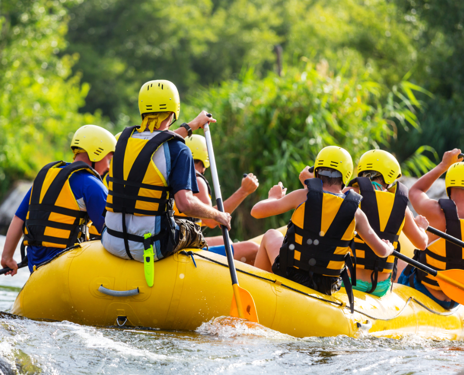Squadra di rafting, sport acquatico estremo estivo