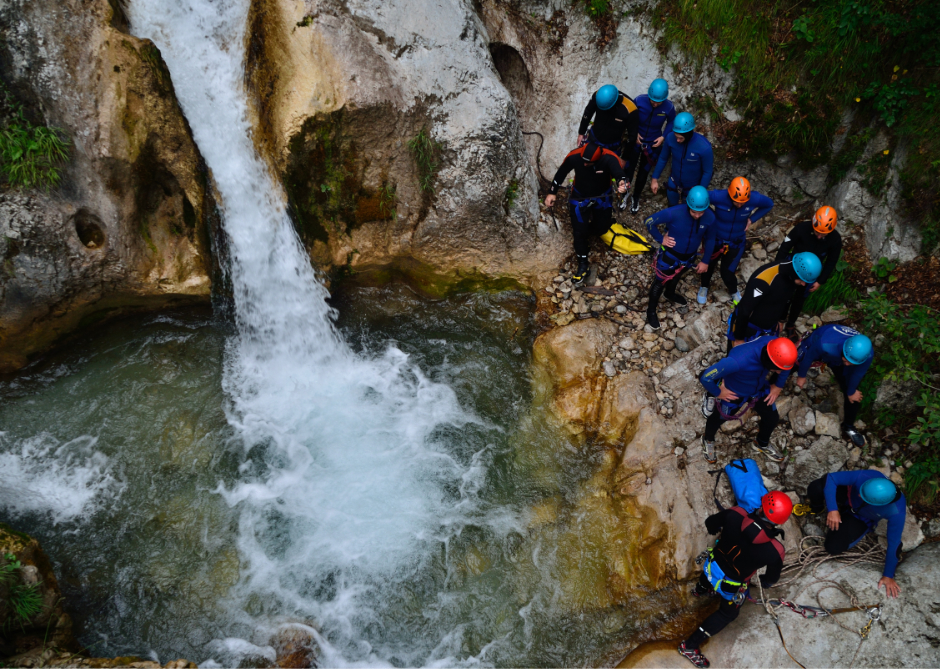 canyoning con un gruppo di persone presso una cascata