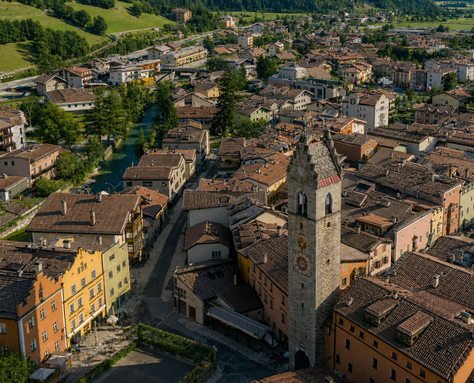     Veduta aerea del centro storico di Vipiteno con la Torre delle Dodici e i tetti del borgo.