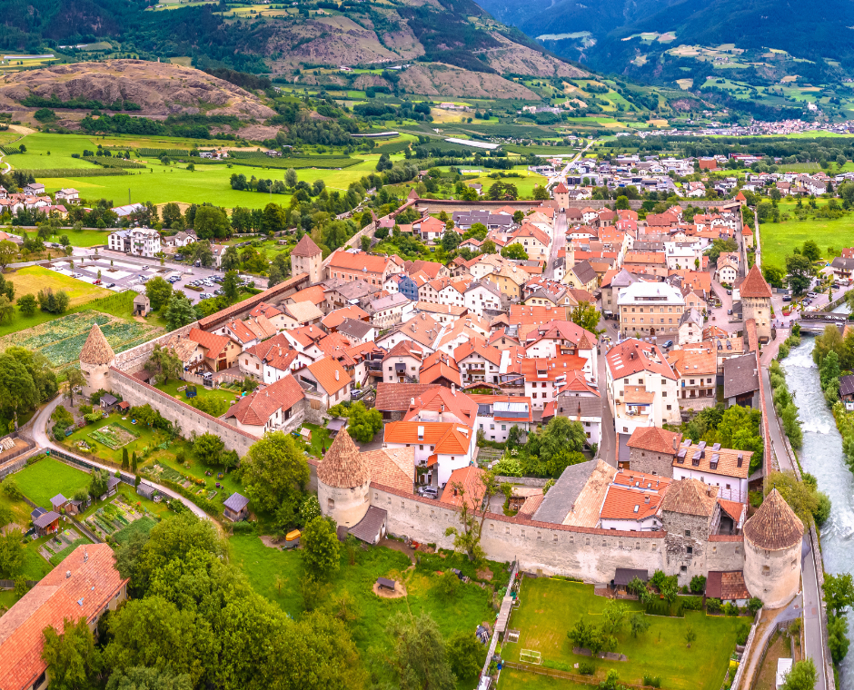 Vista panoramica aerea del borgo fortificato di Glorenza o Glurns in Val Venosta. Idilliaco paesaggio alpino del Trentino, in Italia.