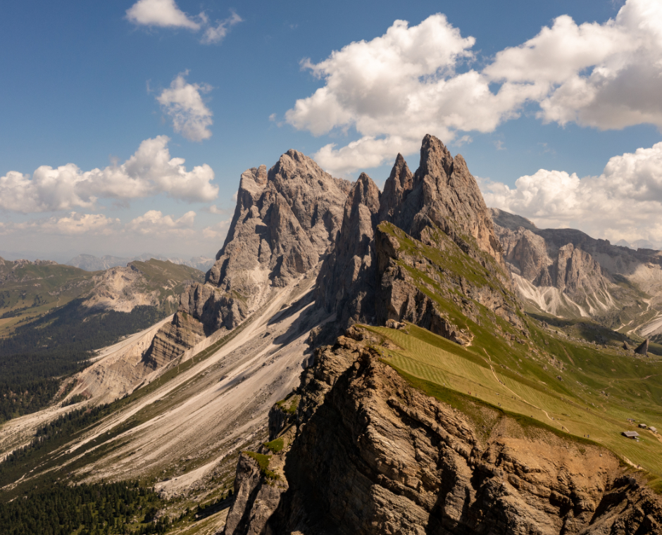 Veduta mattutina della valle del Gardena nelle Dolomiti.