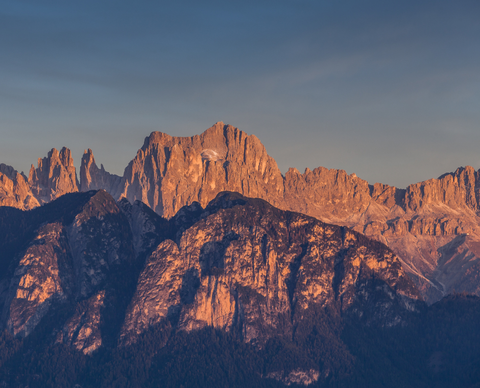 Luce del tramonto autunnale sulle cime del Catinaccio e delle Torri del Vaiolet, Dolomiti, Alto Adige/Sud Tirolo, Italia