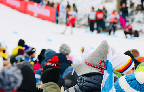 Pubblico festante alla gara di biathlon nella Südtirol Arena        