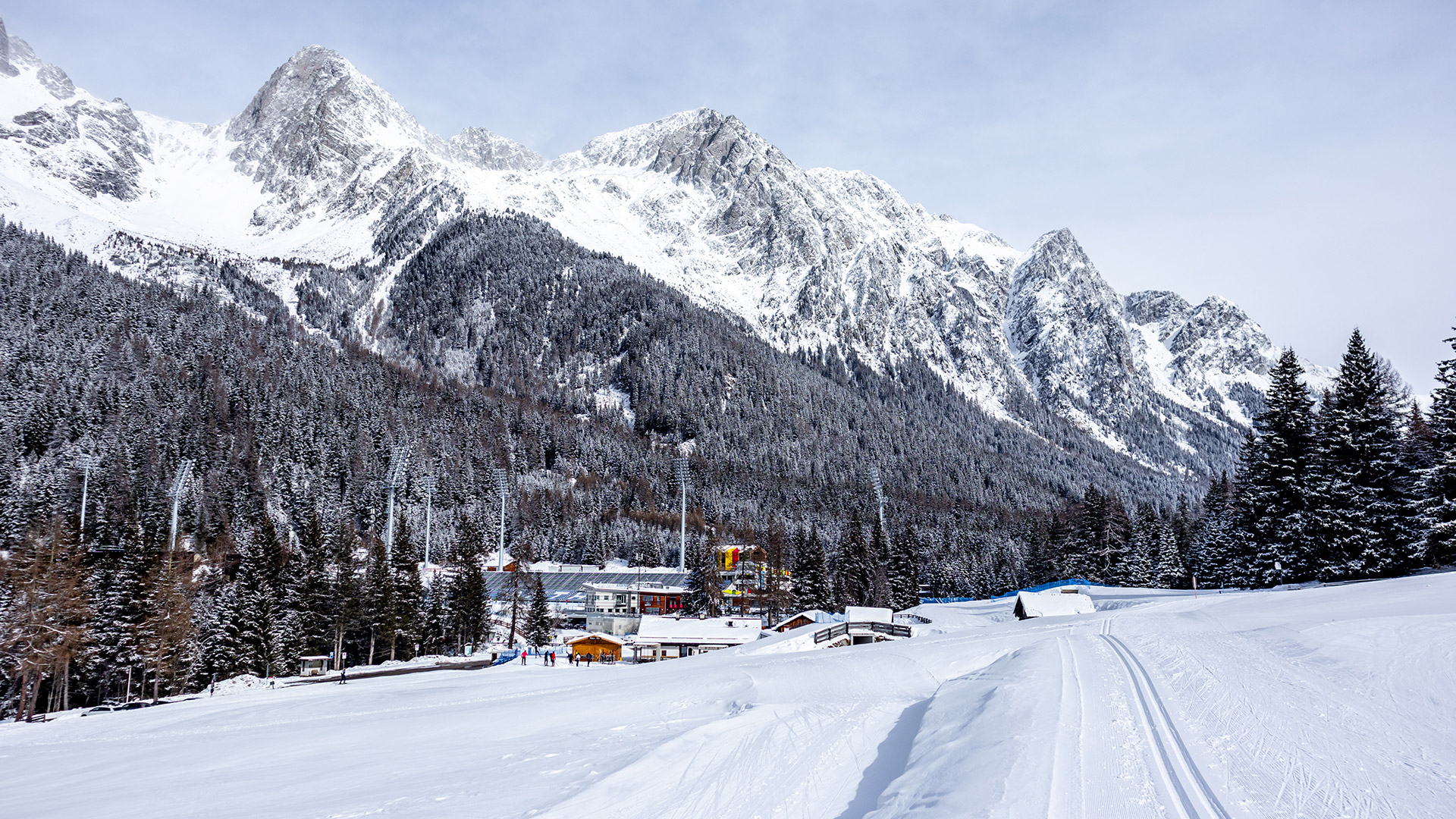 Eingangsbereich der Südtirol Arena mit Ticketkontrolle und Bergkulisse