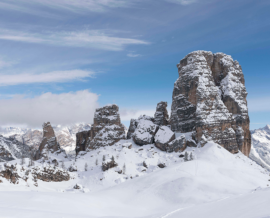 Blick auf die Cinque Torri bei Cortina d’Ampezzo im Winterlicht