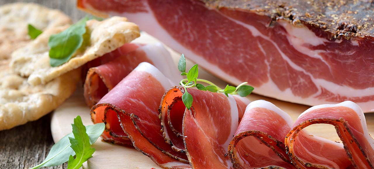 Tagliere di Speck dell'Alto Adige con accanto del pane