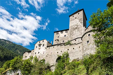 Direkt unter der Burg Taufers