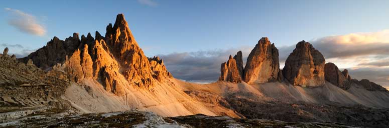 Le tre cime di Lavaredo di colore arancione al tramonto