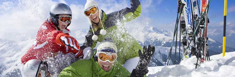 Un gruppo di tre persone si diverte sulla neve