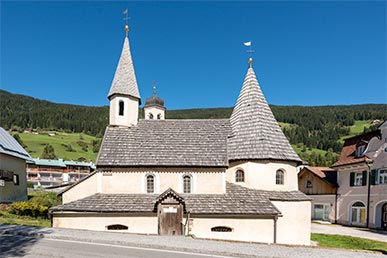 Vorderansicht der Altöttinger- und Grabeskirche in Innichen