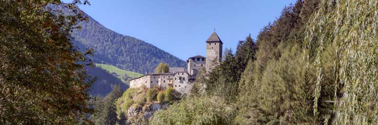 Il castello di Campo Tures tra i boschi