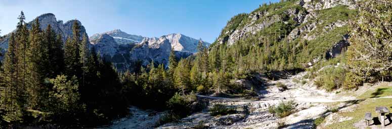 Il panorama nei dintorni del rifugio Prato Piazza  a Braies