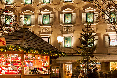 Großer Adventskalender am Weihnachtsmarkt Brixen