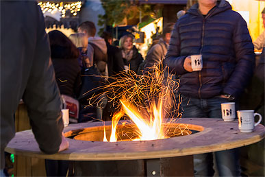 Die Wärme des Feuers am Weihnachtsmarkt im Sarntal