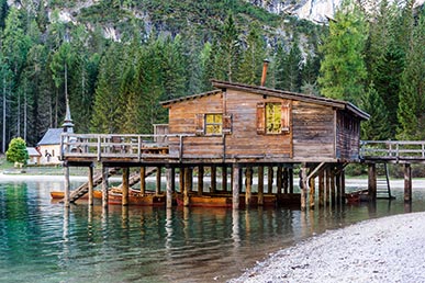 Casa di legno sul lago di Braies