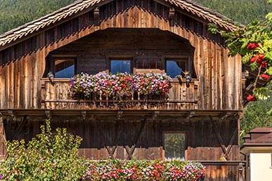 Fiori su una casa di legno a San Candido