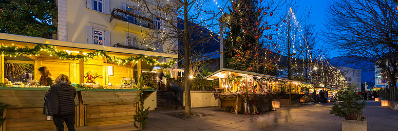 Weihnachtslichter am Christkindlmarkt in Lana