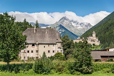 Panorama mit der Burg Taufers