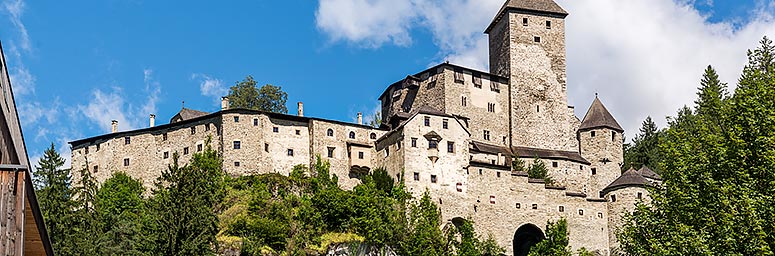 Burg Taufers vom Dorf