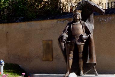 Particolare della statua davanti al Castello Herbst che si trova a Dobbiaco
