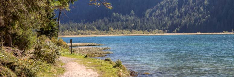 Scorcio del sentiero che fa il giro del lago di Dobbiaco